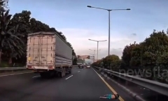 Clip: Thót tim bé trai rơi từ xe khách, may mắn được người đi đường cứu giúp