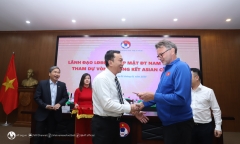 Chủ tịch VFF gặp gỡ, lì xì đội tuyển Việt Nam trước thềm Asian Cup