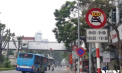 Kiến nghị bỏ toàn bộ biển cấm xe taxi tại Hà Nội: Cần được ưu tiên như xe buýt