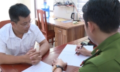 Khởi tố, bắt tạm giam đối tượng dúi điếu thuốc lá đang cháy vào mặt công an