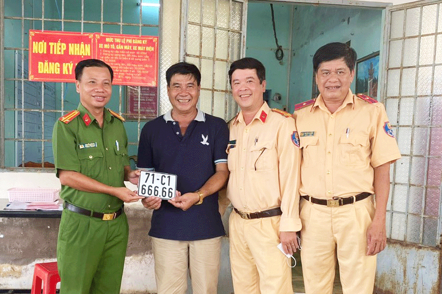 Ngày đầu tiên đăng ký xe tại công an xã: Chủ tịch xã bấm được biển siêu 