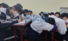 Chùm ảnh: Cận cảnh hàng trăm học sinh chen chúc học thêm ở trung tâm Tiến Bạc