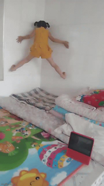Clip: Bé gái gây sốc vì khả năng leo tường bằng tay không