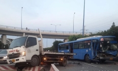 Xe buýt húc xe tải văng lên dải phân cách, nhiều sinh viên gào khóc