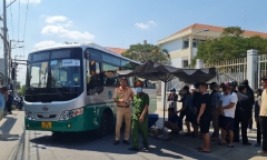 Con gái 9 tuổi tử vong dưới gầm xe đưa rước học sinh, mẹ đau đớn gào khóc