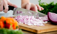 Mẹo hay giúp chị em thái hành tây không còn phải... khóc
