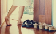 Vợ đi làm về muộn còn bí mật giấu giày, chồng khó hiểu lấy ra xem, vừa nhìn liền bật khóc