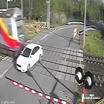 Video: Băng qua đường ray bất chấp tín hiệu cảnh báo, ô tô gặp hậu quả thảm khốc