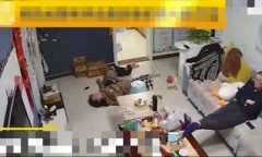 Mẹ tức đến ngất xỉu khi cãi nhau với bố, hành động của con trai khiến ai nấy bật khóc