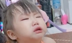 Bé gái đang khóc nức nở, nghe mẹ hát bài 
