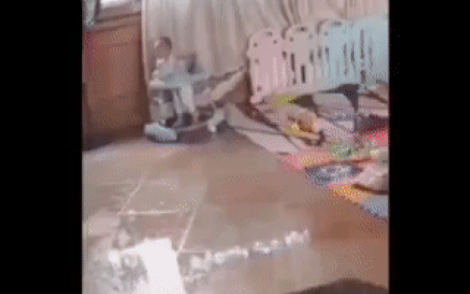 Video: Mẹ trượt ngã gãy xương vì vội vàng chạy ra khi tiếng con khóc