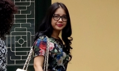 Vợ bầu Kiên nhìn chồng 