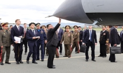 Ông Kim Jong-un tham quan sân bay Nga, xem máy bay ném bom, tên lửa siêu thanh