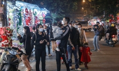 Hà Nội đêm Giáng sinh: Nhà thờ lớn vắng lặng, phố Hàng Mã, bờ hồ vẫn chật kín người