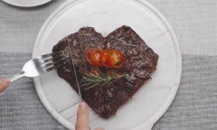 Cách làm món steak trái tim dành tặng chị em phụ nữ ngày 8/3