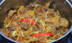 Cách làm đùi gà kho gừng đậm vị, ấm nồng ngày mưa