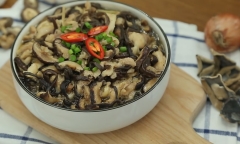 Cơm chiều cực bổ dưỡng với  món gà hấp nấm hương mộc nhĩ, dọn lên mâm là hết ngay