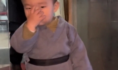 Cô gái đưa con về thăm ngoại mà không báo trước, phản ứng của ông bà khiến dân tình cười ngất