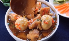 Bữa chiều có món gà kho tàu đơn giản nhưng thơm ngon bất chấp, ai cũng ăn 3-4 bát cơm