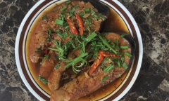 Cá hồi ăn sống mãi cũng chán, đem kho kiểu này được món ngon không tưởng