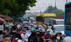 Kết thúc kỳ nghỉ lễ Giỗ Tổ, cửa ngõ Hà Nội ùn tắc, xe cộ xếp hàng dài