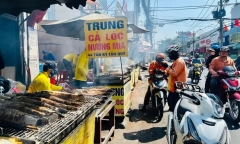 Phố cá lóc nướng ở TP.HCM tất bật trước ngày vía Thần Tài