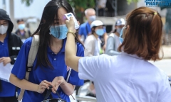 Thí sinh Hà Nội làm thủ tục dự thi tốt nghiệp THPT 2021: Phân chia 4 làn đo thân nhiệt, rào chắn hạn chế đông người