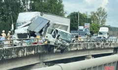 Xe tải nằm vắt vẻo giữa thành cầu sau tai nạn khiến người đi đường hoảng hốt