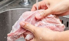 Dùng máy giặt để rửa thịt sống, cô gái khiến cư dân mạng 