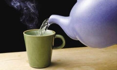 Thường xuyên uống nước nóng, cô gái “chết sững” khi nghe chẩn đoán của bác sĩ