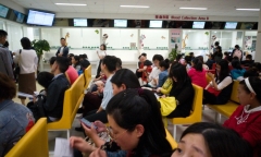 Bác sĩ vô tình khiến bệnh nhân lộ cơ thể trước mặt người lạ, cách xử lý gây phẫn nộ