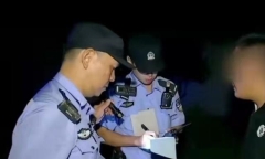 Người phụ nữ mơ màng tỉnh giấc, vừa mở mắt liền hét lớn vì hành động biến thái của gã đàn ông