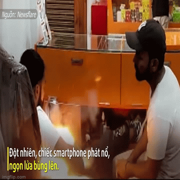Video: Hãi hùng cảnh smartphone phát nổ, cháy dữ dội trên tay người đàn ông