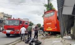 Xe khách Phương Trang lao vào quán cà phê, tông chết người đàn ông