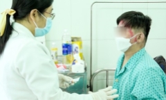 Chích vỡ các nốt mụn nước và chà xát, người đàn ông bị viêm da cơ địa bội nhiễm nặng