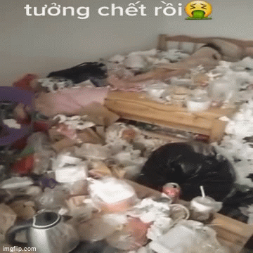 Rùng mình cô gái nằm ngủ ngon lành giữa “biển rác”, có người vào phòng vẫn không nhúc nhích