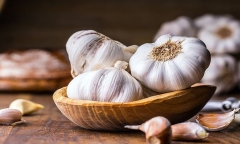 Những tác dụng phụ nguy hiểm của việc ăn tỏi quá nhiều