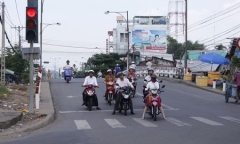 Dừng đèn đỏ sai làn bị phạt bao nhiêu?