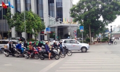 Mức phạt lỗi đè vạch kẻ đường khi dừng đèn đỏ là bao nhiêu?