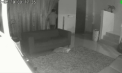 Vừa phát hiện kẻ lạ vào nhà, người phụ nữ càng thêm khiếp đảm vì dòng tin nhắn lúc nửa đêm