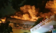 Cháy dữ dội sát ký túc xá ĐH Sư phạm TP.HCM, sinh viên ôm tài sản tháo chạy lúc nửa đêm