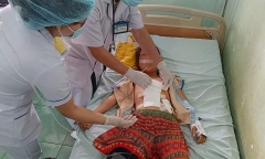 Bé gái 10 tuổi cấp cứu gấp vì gãy khớp háng vì tự lái xe máy trong đêm