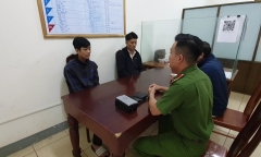 Hai cô gái bị 2 vệ sĩ quán bar cướp giật túi xách trong đêm 