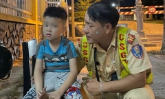 Tin thời sự nóng mới nhất ngày 22/8: Cảnh sát Thừa Thiên Huế tìm người thân cho bé trai đi lạc trong đêm