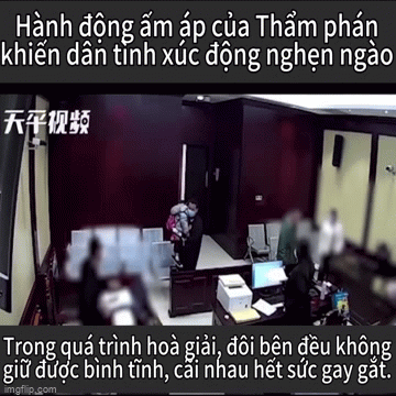 Vợ chồng khẩu chiến giữa tòa mặc con 3 tuổi khóc lớn, thẩm phán có hành động khiến dân tình nghẹn ngào