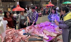 Tốt nghiệp loại ưu đại học danh tiếng, cử nhân luật gây sốc khi về quê livestream bán thịt lợn