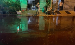 TP.HCM: Đường ngập nước màu đỏ bất thường sau trận mưa lớn