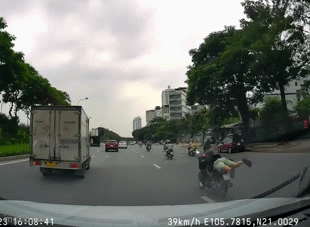 Nam thanh niên nằm rạp trên yên xe máy, tạt đầu ô tô trên Đại lộ Thăng Long