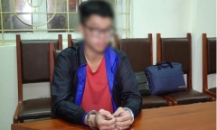 Khởi tố tài xế nằm lên yên xe máy