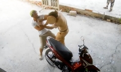 CSGT bất ngờ bị người đàn ông có tiền án hành hung